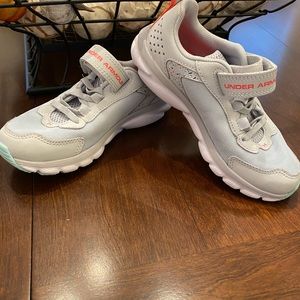 NWOT Under Armor tennis shoes. Girls Size 13.